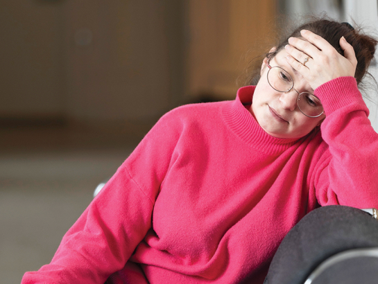 «Jā, esmu saņēmusi pabalstu,» pajumti zaudējusī Jūlija Kapustinska saka par visai mājsaimniecībai piešķirtajiem 1560 eiro no pašvaldības. «Bet kā ar šo nelielo summu dzīvot pēc tam, kad bojā gājusi visa mūsu iedzīve?»