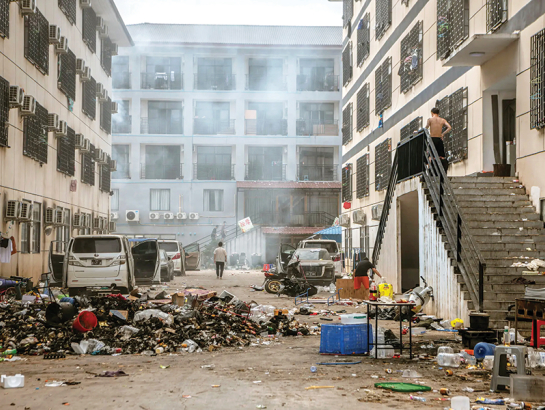 Daži darbinieki, kuri nevēlējās pamest teritoriju, sāka dedzināt biroja mēbeles un papīrus, lai pagatavotu ēdienu un iznīcinātu pierādījumus.