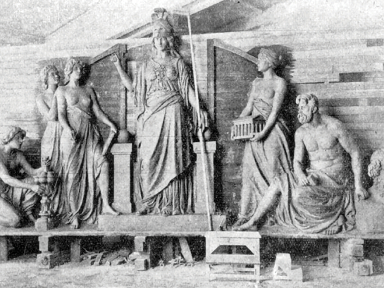 Nacionālā mākslas muzeja dekoratīvais ieejas cilnis vēl 
A. Folca darbnīcā 20. gadsimta sākumā. Foto no 20. gadsimta sākuma periodikas