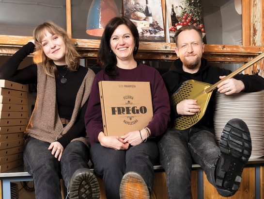 Jaunie uzņēmēji: Elizabete, Karīna un Jānis Frišfeldi, Frego Pizza .