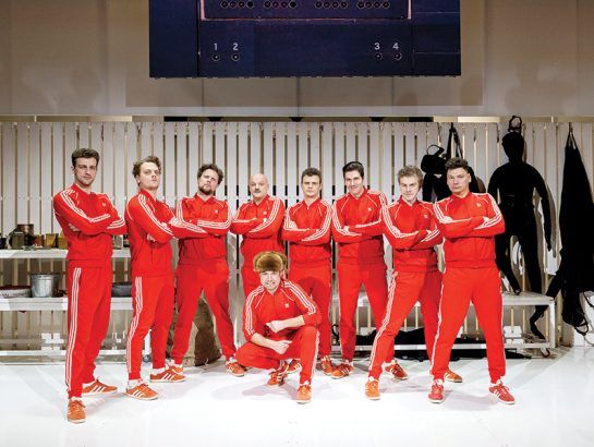 No kreisās: Kārlis Artejevs, Kārlis Ērglis, Sandis Pēcis, Kaspars Kārkliņš, Artūrs Irbe, Hugo Puriņš, Valts Skuja, Armands Kaušelis. Priekšplānā Mārtiņš Kalita, kas spēlē Rolandu Upatnieku.