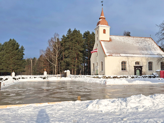 Slidotava pie baznīcas Skultē. Publicitātes foto