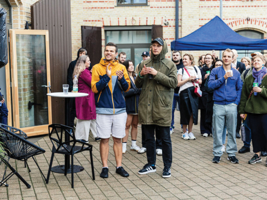 Toms Bergans-Berģis (pirmais no kreisās) jau StartSchool mācību laikā saprata, ka līdzās labai biznesa idejai un tehniskām zināšanām vienlīdz svarīga ir arī prasme komunicēt un uzņemties iniciatīvu.