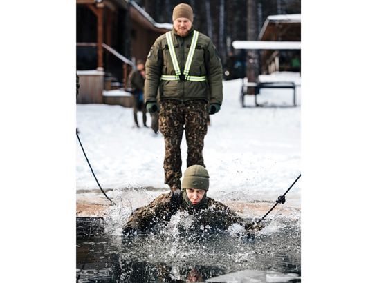 Mehanizētās kājnieku brigādes 3. kājnieku bataljona zemessargu mācības 12. janvārī, apgūstot prasmes izdzīvošanai vēsos laika apstākļos. Foto — Aizsardzības ministrija