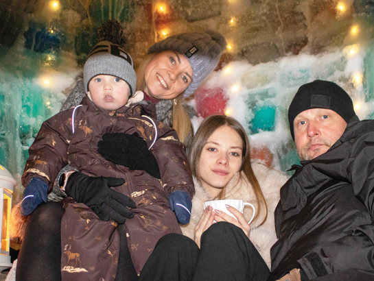 «Salikām spilvenus un iesmējām — varētu te ierīkot Airbnb,» saka Linda Egle-Šrenka, kura kopā ar vīru Andi un bērniem Paulīni, Šarloti un Hugo savā pagalmā radījusi krāsainu iglu. Interesenti var doties ciemos to aplūkot Muižas ielā 8 Saulkrastos. Foto — Maija Druva