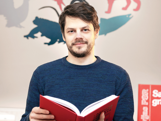 Viens no jaunā izdevuma diviem galvenajiem redaktoriem Jēkabs Dzenis. Darbs pie grāmatas ilga četrus gadus, un tas ir apmēram 100 cilvēku komandas veikums. Foto — Sergejs Čičagovs