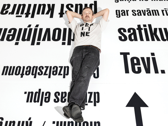 Izstādes līdzveidotājs dzejnieks Kārlis Vērdiņš: «Par flanēriem skatītāji kļūst arī izstādē. Piemēram, lai lasītu dzeju, ir jāstaigā, jo dzejoļi atrodas uz grīdas.»