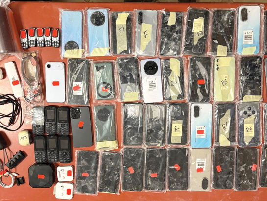Pirms mēneša Rīgas Centrālcietumā konfiscētie telefoni, kurus tur mēģināja piegādāt caur cietuma veikalu. Foto — Ieslodzījuma vietu pārvalde