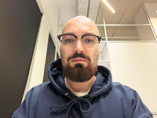 «Mājaslapā parādās tās dienas zemākā degvielas cena katrā konkrētā uzņēmumā. Taču tās atšķiras arī starp viena uzņēmuma stacijām, tāpēc jāpievērš uzmanība, kurā adresē šis piedāvājums ir spēkā,» saka mājaslapas Kurliet.lv izveidotājs Antons Doroščonoks.