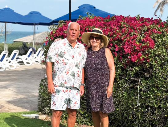 «Mana sieva ir ukrainiete. Mums ir daudz radu gan Krimā, gan Rietumukrainā. Daudzi šobrīd ir frontē. Tas, kas notiek šeit, nav salīdzināms ar to, kas ir Ukrainā. Tāpēc visu uztveru mierīgi,» saka uzņēmējs Āris Ozoliņš, kurš kopā ar sievu Taisu turpina atpūsties Dubaijā.