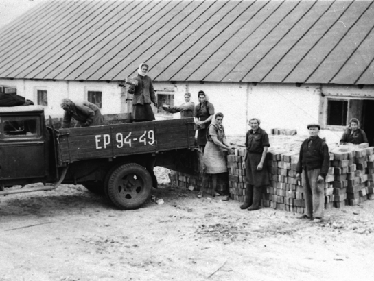 Divas vietējās sievietes atbraukušas pēc ķieģeļiem Omskas apgabala Borisovas sovhozā 1954. gadā. Ceturtā no kreisās Margarita Rone, kas bija deportēta no Ēdoles pagasta