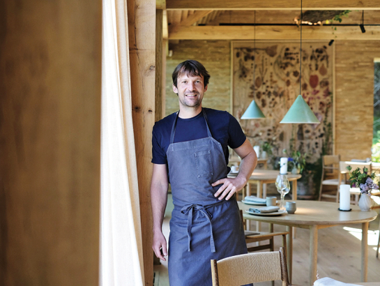 Renē Redzepi savā Kopenhāgenas restorānā Noma 2021. gadā neilgi pēc tam, kad prestižais kulinārijas industrijas izdevums Restaurant savā ikgadējā atlasē to bija nosaucis par labāko restorānu pasaulē.
