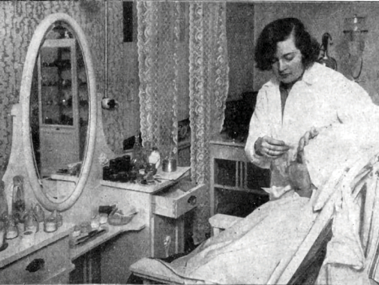 Elza Pērkone 1930. gadā savā kosmētikas salonā Skolas ielā 15. Viņas piedāvājums izcēlies ar «eleganci un māksliniecisku noskaņojumu»