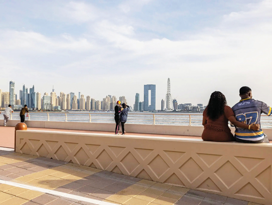 Dubaijas panorāma. Kopš kara sākuma uz pilsētu raidīts vairāk nekā 2000 raķešu un dronu.