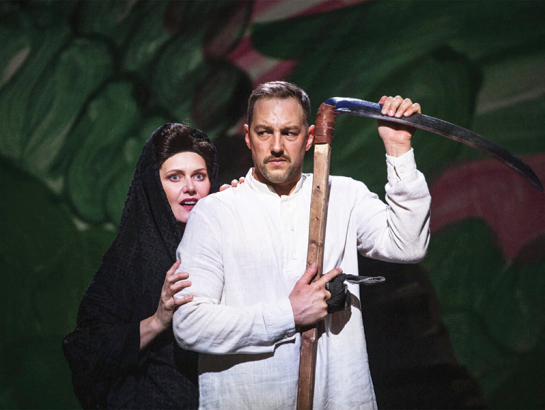 Elīna Vāne un Rihards Jakovels ainā par filmu Salna pavasarī. Publicitātes foto