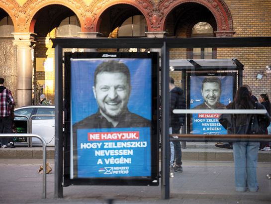 Viktora Orbāna vadītās partijas pasūtītie plakāti Budapeštas ielās — «Nepieļausim, ka Zelenskis smejas pēdējais!» un «Mūsu ziņa Briselei: Mēs nemaksāsim!»