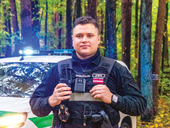 Kopš par Kristiāna Sutras paveikto zināms publiski, brīžiem policistam šķiet, ka viņam pievērsta pārāk liela uzmanība. «Esmu vairākkārt jautājis Leonīda sievai, vai viņiem tas nešķiet par daudz. Nē, viņi tieši grib akcentēt manu darbu, lai tas būtu labs piemērs citiem,» viņš atklāj. Foto no Rīgas valstspilsētas pašvaldības policijas arhīva