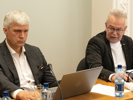 Aleksandrs Bartaševičs un Jānis Tutins 10. aprīļa Rēzeknes domes sēdē.