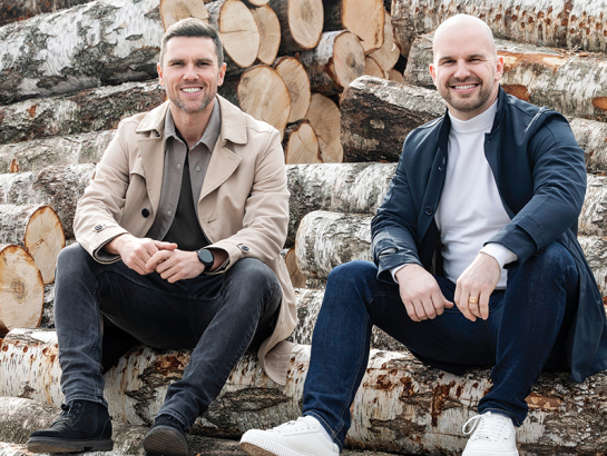Kristaps Jēkabsons (no kreisās) un Kristaps Grietiņš, SIA ZLM Mežizstrāde līdzīpašnieki.