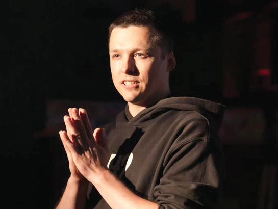 Daudziem improvizatoriem ir bail no klusuma auditorijā, saka Mareks Ruskuls jeb Improbomzis. «Stāsts ir jāuzbūvē. Kāp kalnā, un tā galā ir emocija — visbiežāk smiekli.» Taču atmodināt skatītājos citas emocijas esot augstāka likme, uz ko tiekties, viņš atklāj.