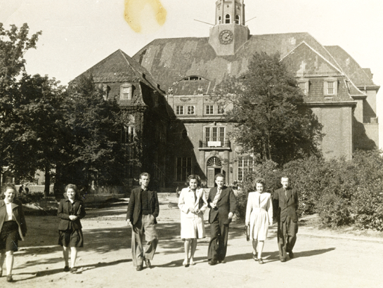 Baltijas Universitātes studenti sākot mācības Hamburgas vēstures muzeja ēkā 1946. gada pavasarī