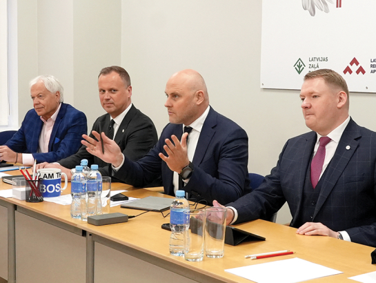 Premjera amatam nominētais Saeimas deputāts Andris Kulbergs (centrā) Apvienotā saraksta sarunās ar Jaunās Vienotības pārstāvjiem 19. maijā.