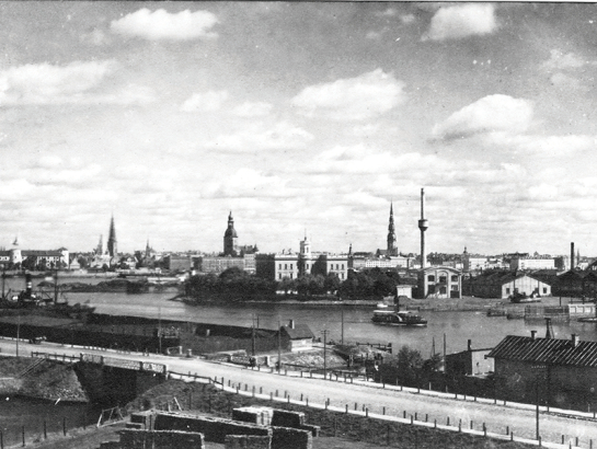 Skats uz Langes un dēla kuģu būves uzņēmumu pie Āgenskalna līča ap 1900. gadu