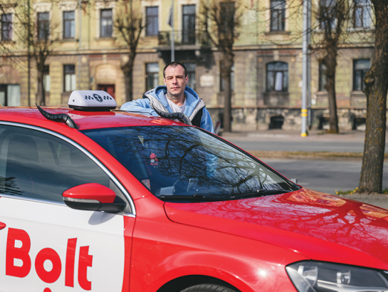 «Ja neviens nerunās, nekas nemainīsies,» saka liepājnieks Edgars Kudums. Viņam pieder taksometru firma ar savu tālruņa līniju un sešiem darbiniekiem. Tomēr paralēli turpina vadāt Bolt klientus, jo citādi būtu maz darba.