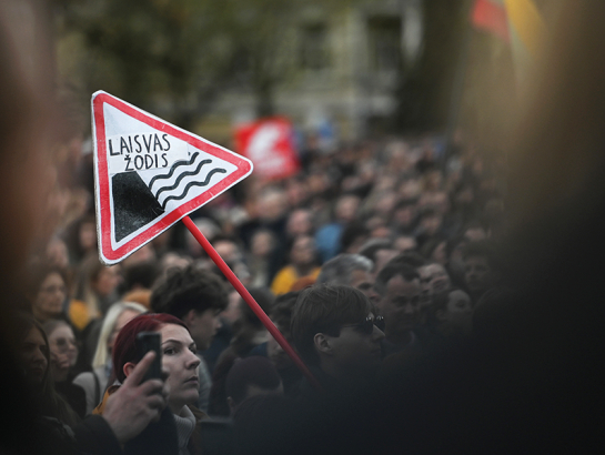 Iedzīvotāju protests Viļņas centrālajā laukumā šā gada aprīlī. Viens no populārākajiem lozungiem bija brīdinājuma ceļazīme Krastmala ar ūdenī krītošu vārda brīvību.