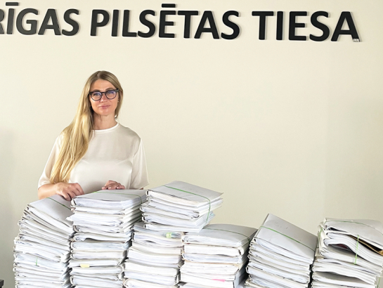Rīgas pilsētas tiesas priekšsēdētāja Anda Briede pie Krājbankas krimināllietas 103 sējumiem. Lieta no Rīgas apgabaltiesas atgriezta izskatīšanai pirmās instances tiesā. Foto – Baiba Litvina