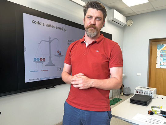 Bauskas Valsts ģimnāzijas fizikas skolotājs Dmitrijs Jemeļjanovs skolā nonāca nejauši un ilgi šaubījās, vai paliks. Taču kāpa atalgojums, uzlabojās citi darba apstākļi, līdz ar profesionālo novērtējumu auga pašapziņa, un Dmitrijs par promiešanu vairs nedomā.
