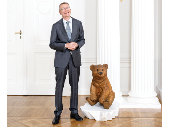 Stājoties amatā, Valsts prezidents solīja, ka nebūšot nekāds laimes lācis. Tomēr viens lācis šomēnes Rīgas pilī ir uzradies — no Igaunijas vizītes pārvestā koka skulptūra, kas jau kļuvusi par populārāko objektu Dāvanu zālē.