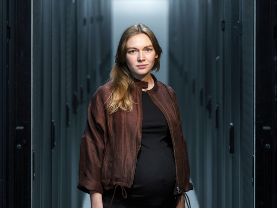 RTU Augstas veiktspējas skaitļošanas centra vadītāja Līna Marta Sarma starp jaunā servera skapjiem.