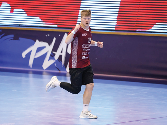 Jau 2022. gadā, būdams 15 gadus vecs, Valdis kļuva arī par Latvijas vīriešu izlases visu laiku jaunāko spēlētāju un vārtu guvēju.