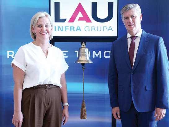 Nasdaq Riga vadītāja Liene Dubava un LAU Infra Grupa valdes priekšsēdētājs Vilnis Vitkovskis biržas zvana ceremonijā 3. jūlijā.