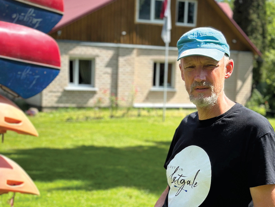 «Kopš pierobežā beiguši pienākt šūnapraides brīdinājumi, cilvēki pamazām atsāk šurp braukt. Augustā tūristu skaits jau ir aptuveni tāds pats kā citos gados. Ja atkal nekas nenotiks, visam vajadzētu būt kārtībā, un jācer, ka turpmāk būs labāk nekā līdz šim,» stāsta tūrisma gids un skolotājs Krāslavas novadā Aivars Vagalis.