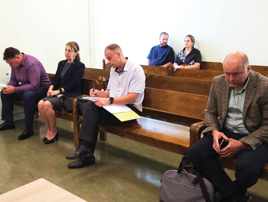 Pašvaldības policisti Andris Millers (no kreisās) un Kristīne Leitere-Ozoliņa, bijušais pašvaldības policijas priekšnieks Egīls Gailis un mednieks Gatis Minkevičs pirmajā tiesas sēdē Tukumā 
6. augustā.