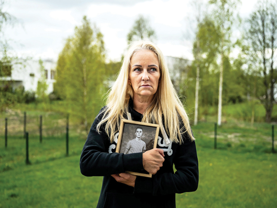 Trīna Trofimova ar mirušā dēla Jonasa ģīmetni. Foto — Meridita Kohuta