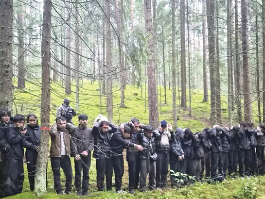 Augustā Krāslavas novadā robežsargi notvēra 28 personas, kuras bija nelikumīgi šķērsojušas robežu pa izraktu pazemes tuneli. Foto — Valsts robežsardze