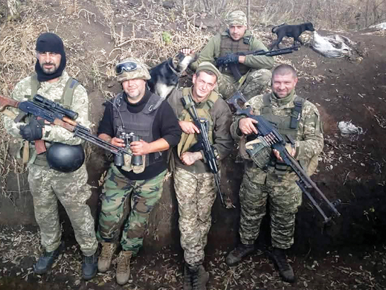 Vitālijs (pirmais no kreisās) ar cīņubiedriem frontē. Foto tapšanas vieta un laiks nav zināmi.
