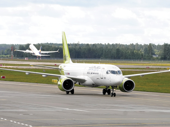 airBaltic lidmašīna Rīgas lidostā 3. septembrī.