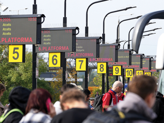 Tablo par atceltiem reisiem Rīgas starptautiskajā autoostā 16. septembrī.