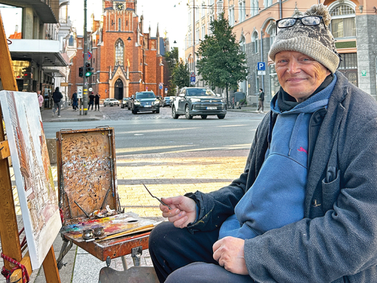 Mākslinieks iesācis jau trīspadsmito Ģertrūdes baznīcas gleznu. «Cilvēkiem patīk, viņi pērk un pat gaida rindā.»