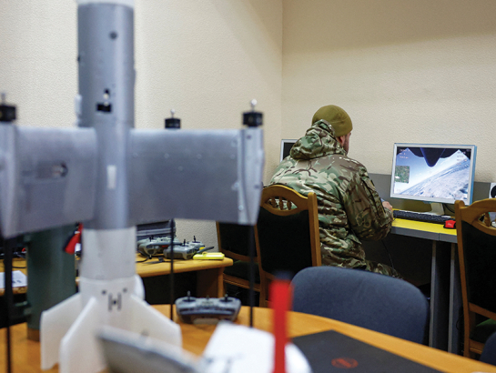 Privāta apsardzes uzņēmuma darbinieks ar simulatoru apgūst pārtvērējdronu vadību.