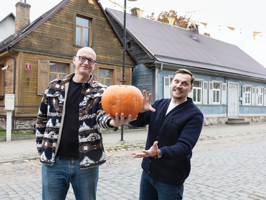 Jelgavnieki Rihards Edels (no kreisās) un Krišjānis Dzalbe izveidojuši interaktīvu karti. Tajā apkopotas adreses, kurās Visu svēto naktī gaidīs mazos un lielos saldumu meklētājus.