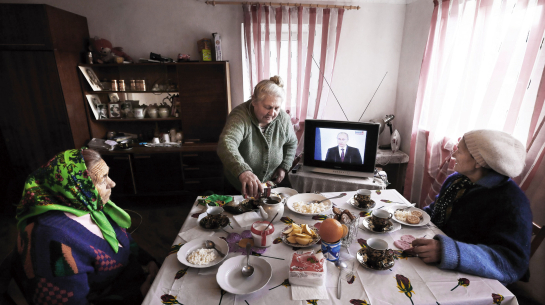 Pusdienas ar Volodju — simferopolietes skatās Krievijas televīziju. Kremļa kontrolētās ziņas patērē arī liela daļa Latvijas iedzīvotāju
