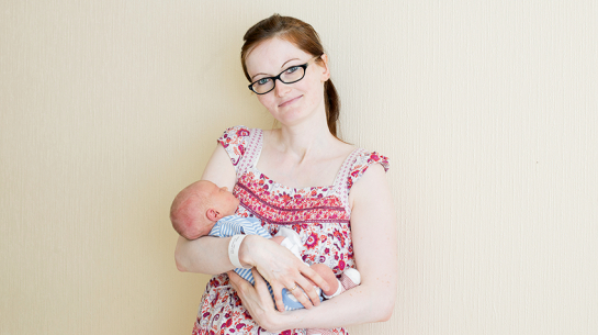 «Māte visu laiku dzied,» Līga Petrāne pajoko par to, kādas bijušas viņas dēliņa sajūtas puncī — vēl nebija piedzimis, 
bet jau piedalījies Dziesmu svētkos. Foto — Kristīne Madjare
