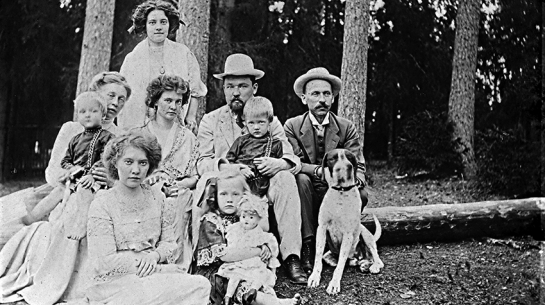 Unikāls ap 1909. gadu tapis fotouzņēmums, kurā redzamas visas trīs māsas Milleres. Pirmajā rindā no kreisās (sēž) Ella Millere un Silvija Lūkina; otrajā — nezināma sieviete ar Haraldu Lūkinu klēpī, Antonija Lūkina (dzim. Millere, rakstnieces pseidonīms Ivande Kaija), Fēlikss Lūkins ar Ivaru Lūkinu klēpī, nezināms vīrietis; trešajā rindā (stāv) Paulīne Millere. Foto no Marijas Ņesterovas privātā arhīva