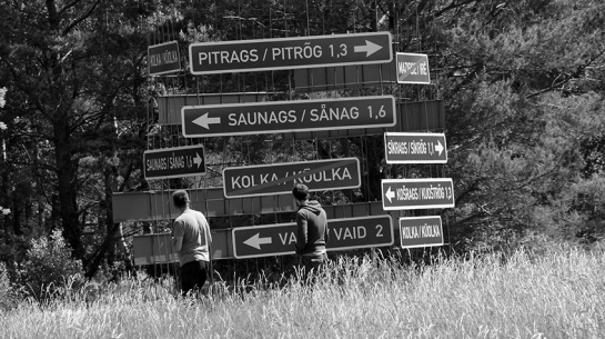 Saskaroties ar valsts institūciju iebildumiem pret ceļa zīmju uzstādīšanu latviešu un lībiešu valodā Ziemeļkurzemes vēsturiskajā lībiešu teritorijā, valodnieks Valts Ernštreits 2021. gada vasarā netālu no Miķeļtorņa izvērsa mākslas akciju Nekādu lībiešu nav. 
Foto — Zane Ernštreite