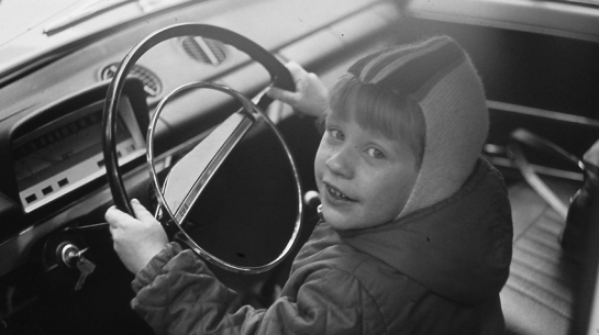 Teksta autors pie baltā universāļa stūres ap 1979. gadu.
Foto — Andris Zebris